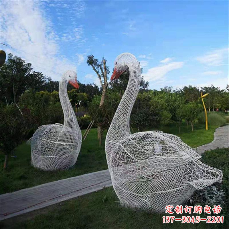 山东梦幻般的大型网格天鹅景观动物雕塑