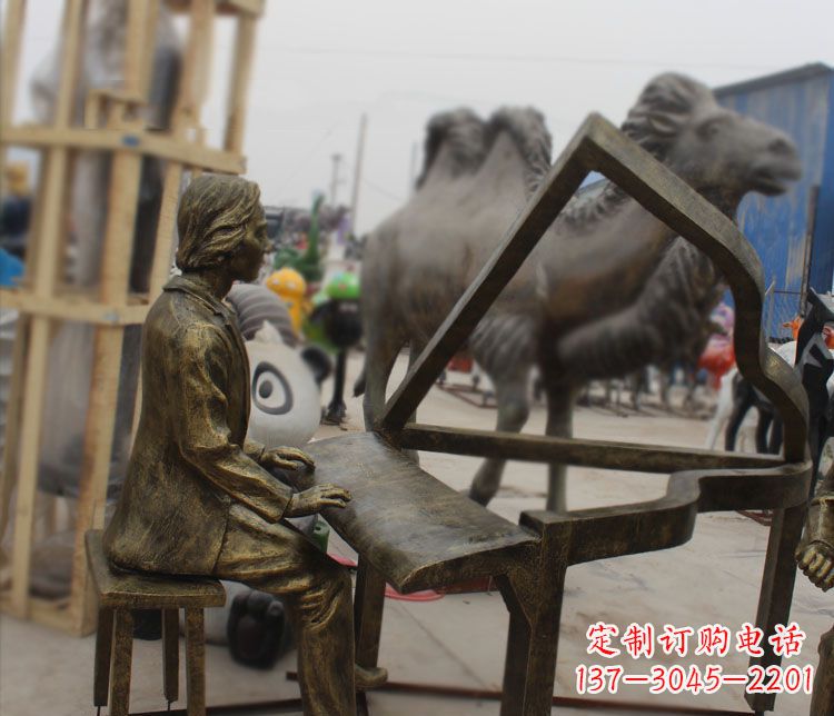 山东弹抽象钢琴的人物铜雕