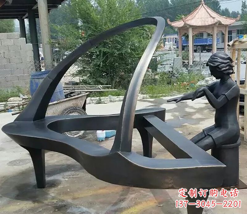 山东弹钢琴广场抽象铜雕
