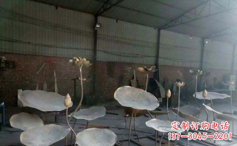 山东锻铜荷叶荷花广场景观雕塑