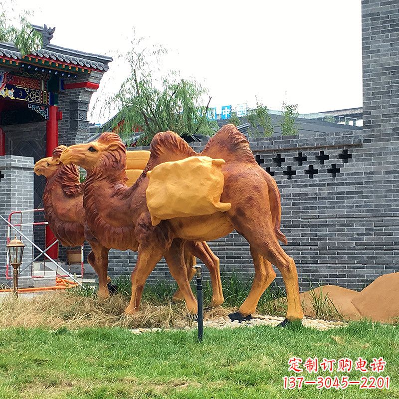 山东集萃精美的骆驼雕塑