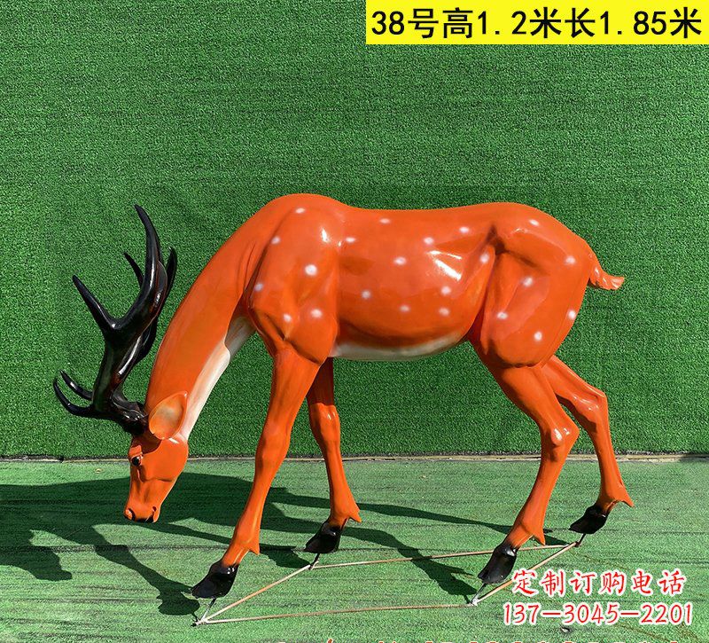 山东以玻璃钢精心制作的梅花鹿雕塑