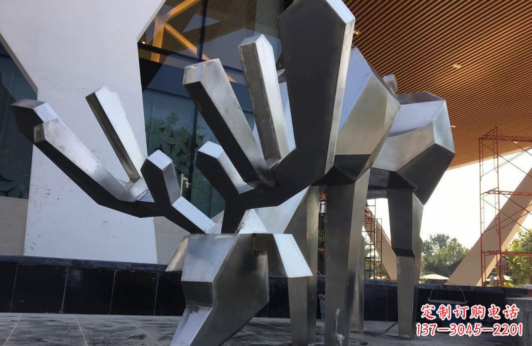 山东高端不锈钢抽象驯鹿雕塑