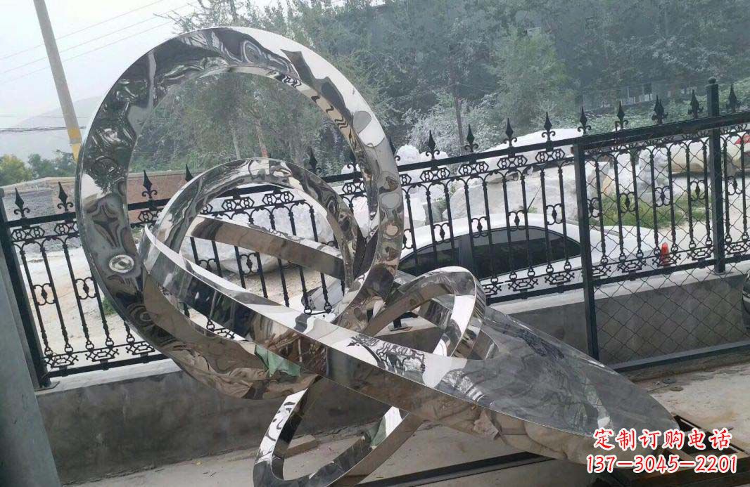 山东宁静湖畔,圆环景观雕塑助公园璀璨