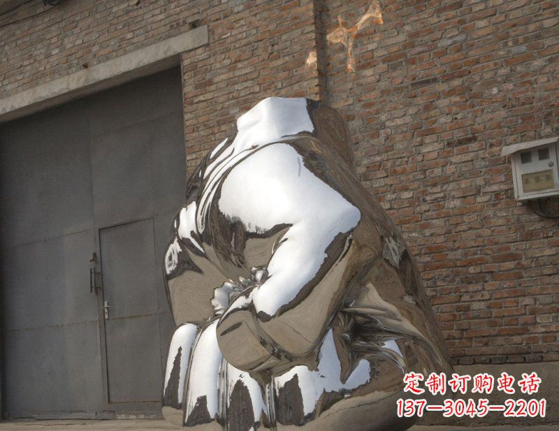 山东冰冷威力，让精神抖动的不锈钢拳头雕塑