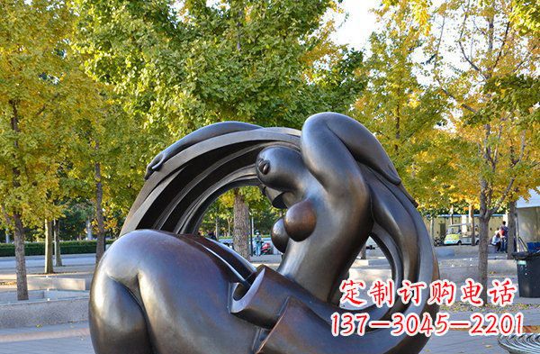 山东公园抽象女人人物铜雕