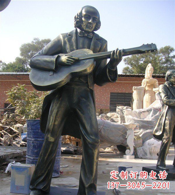 山东公园弹吉他的西方男人人物铜雕