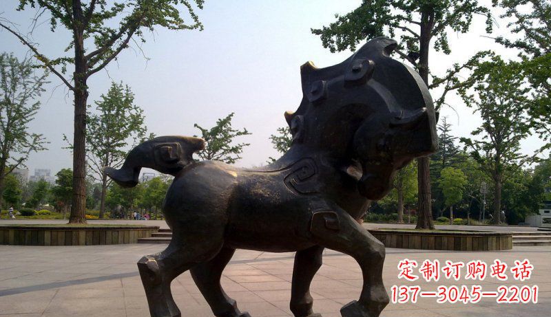 山东公园低头的抽象小马动物铜雕