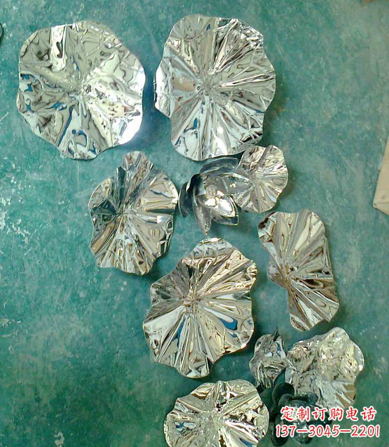 山东精致锻铜荷叶造型雕塑