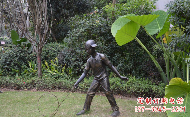 山东铜雕“小男孩滚铁环”