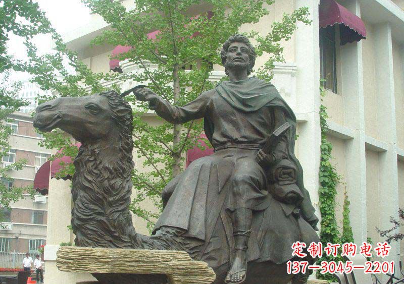 山东公园骑骆驼的西方人物景观铜雕