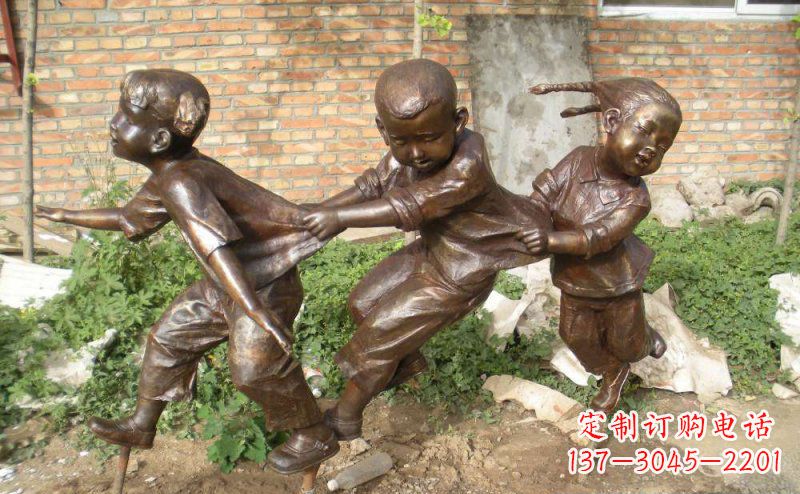 山东铜雕老鹰—勇捕小鸡的动态展示
