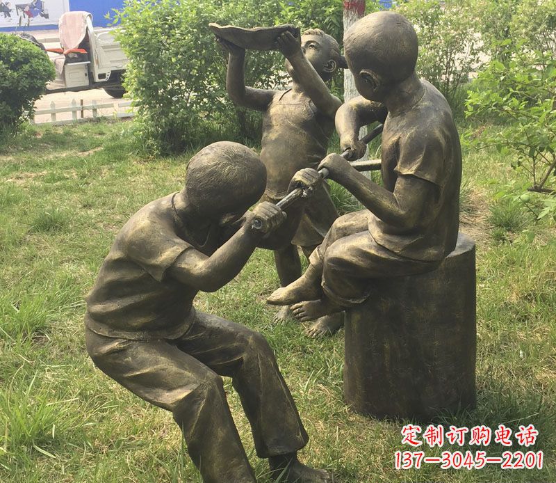 山东公园玩水的儿童铜雕