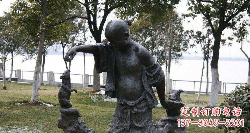 山东公园喂松鼠的小孩小品铜雕