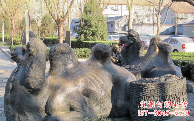 山东公园卧着的骆驼动物铜雕