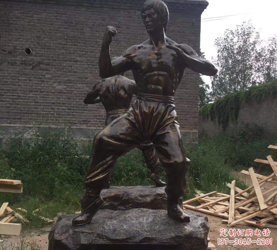 山东令人叹为观止的李小龙铜雕