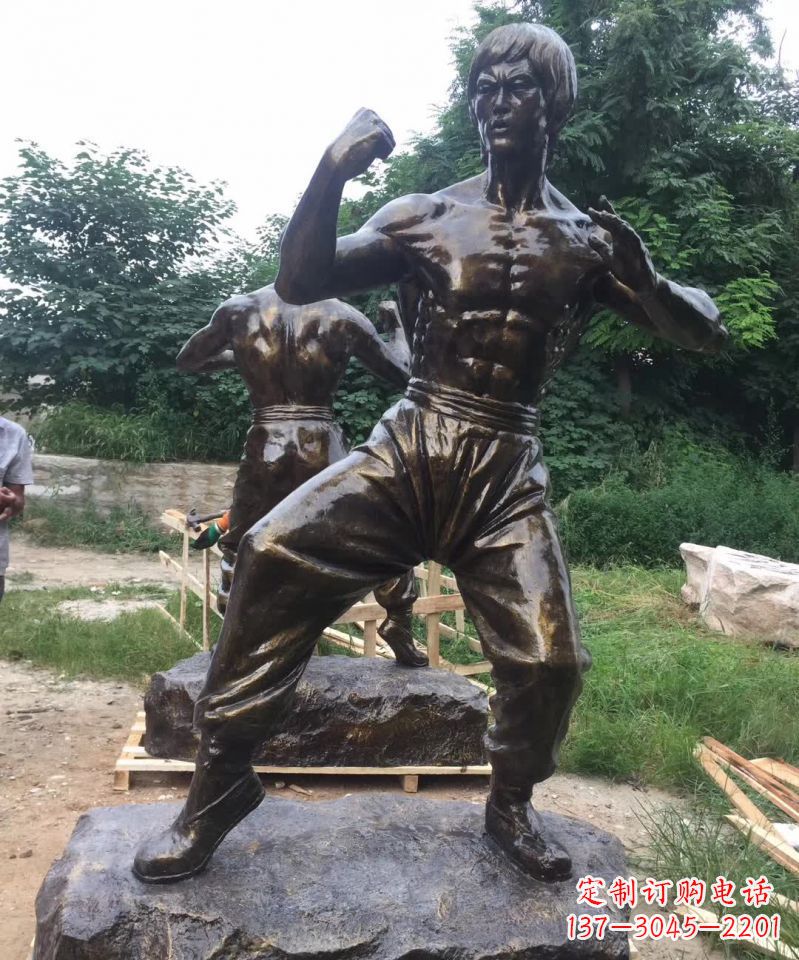 山东致敬传奇李小龙铜雕