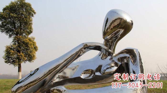 山东广场不锈钢手托下巴的女人雕塑