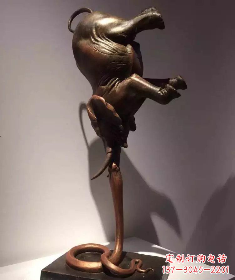 山东广场大象倒立景观铜雕