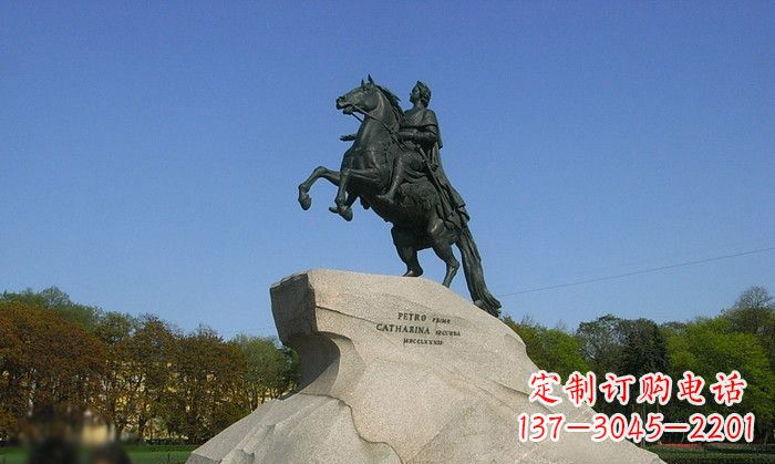 山东广场骑马的人物铜雕