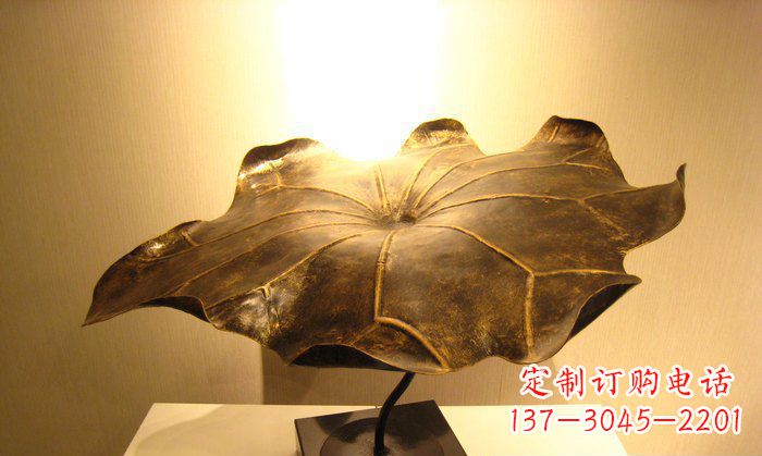 山东深受人们喜爱的铜雕荷叶雕塑,由贵金属精铸…