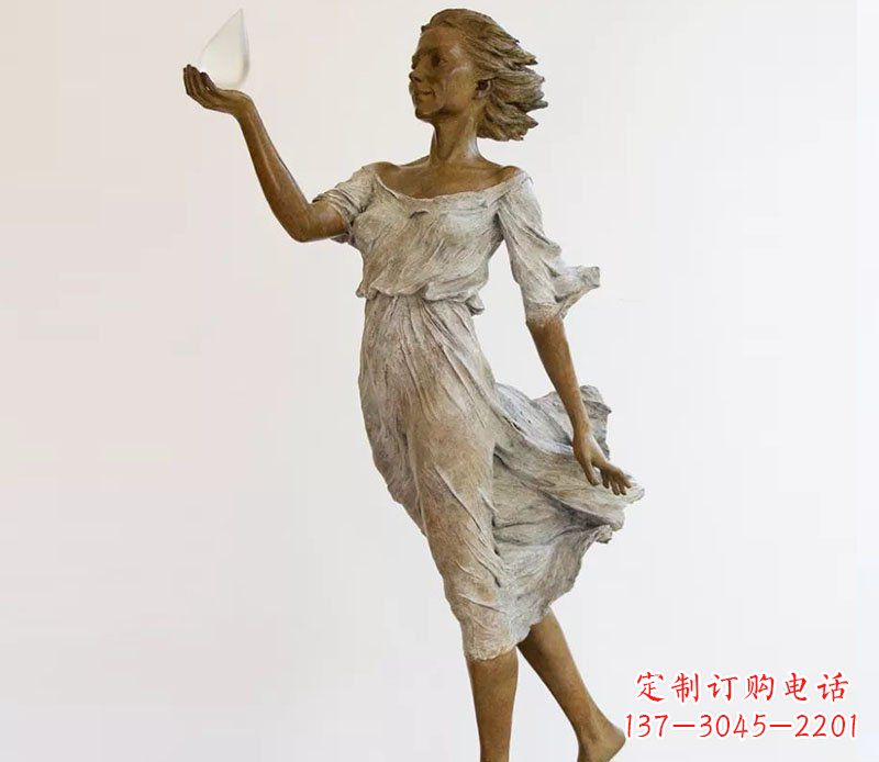 山东广场铜雕西方美女玩耍人物雕塑