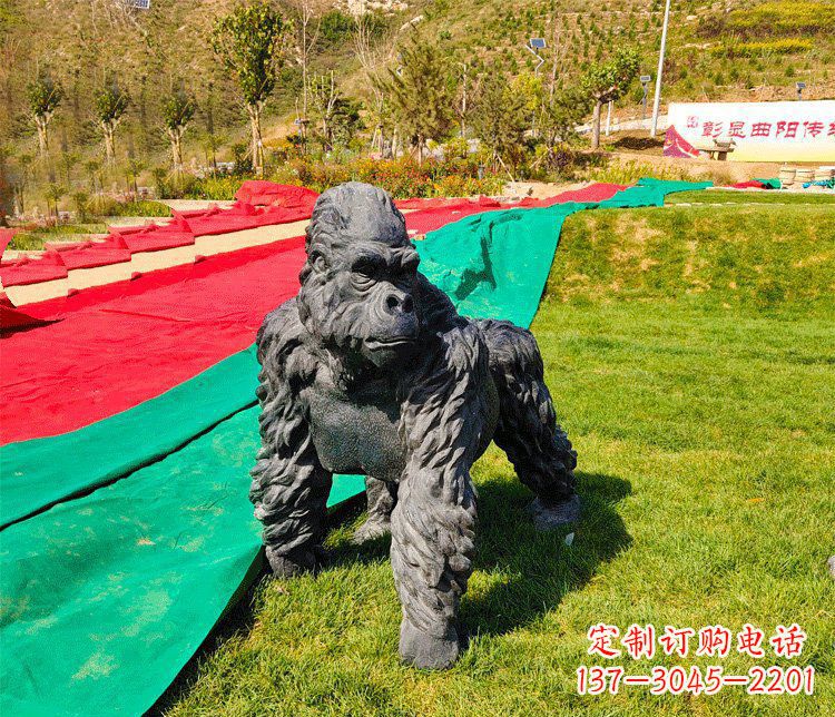 山东新颖优雅的广场铜雕行走猩猩雕塑