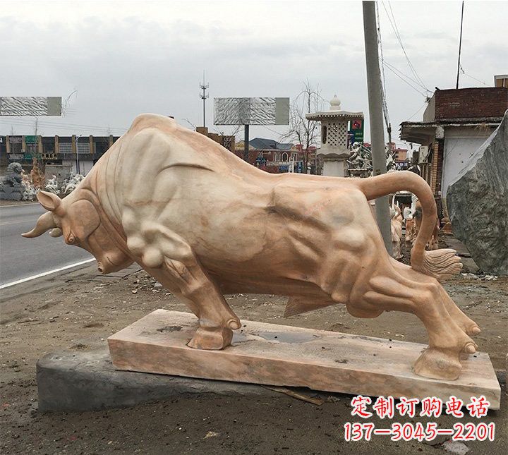 山东象征力量的广场晚霞红牛雕塑