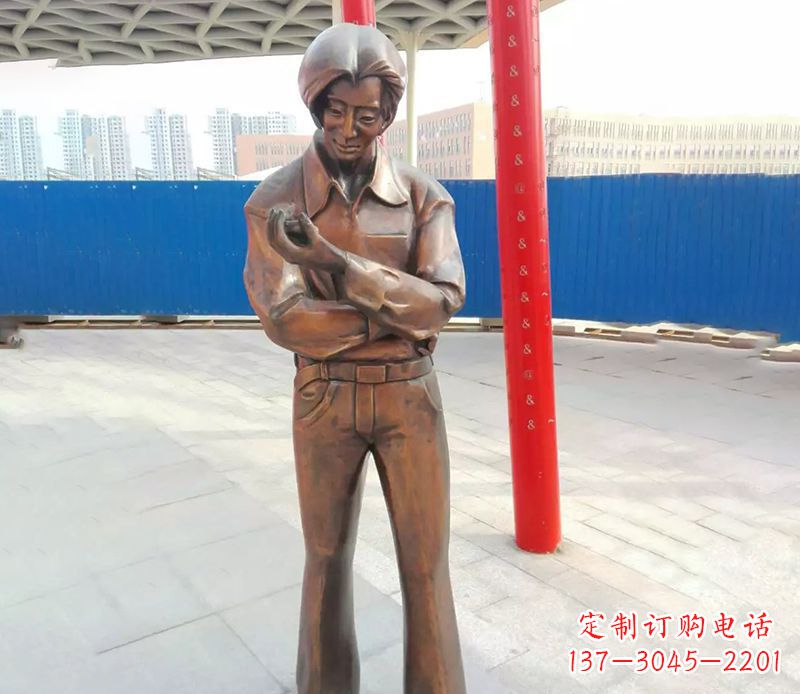 山东广场中年女人人物铜雕