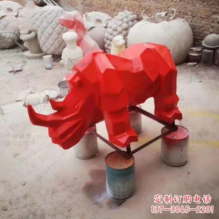 山东红色几何切面抽象犀牛雕塑