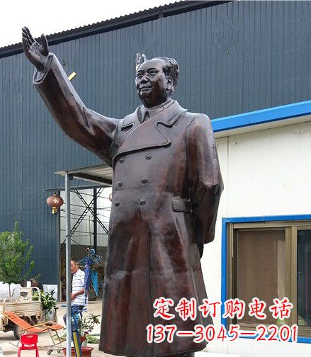 山东铸造精美的挥手毛主席铜雕像