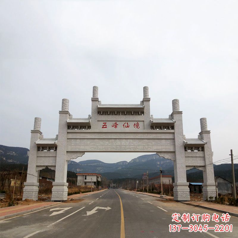 山东领雕塑：景区路口三间四柱牌坊雕塑