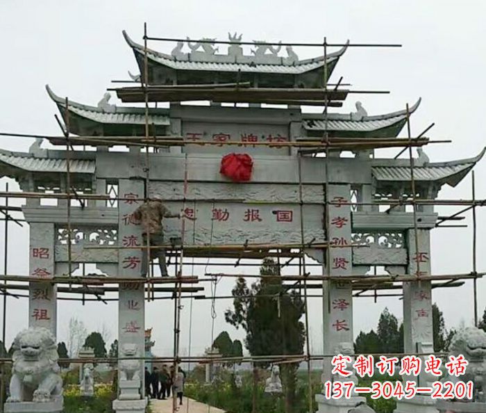 山东传承古艺三门牌坊石雕