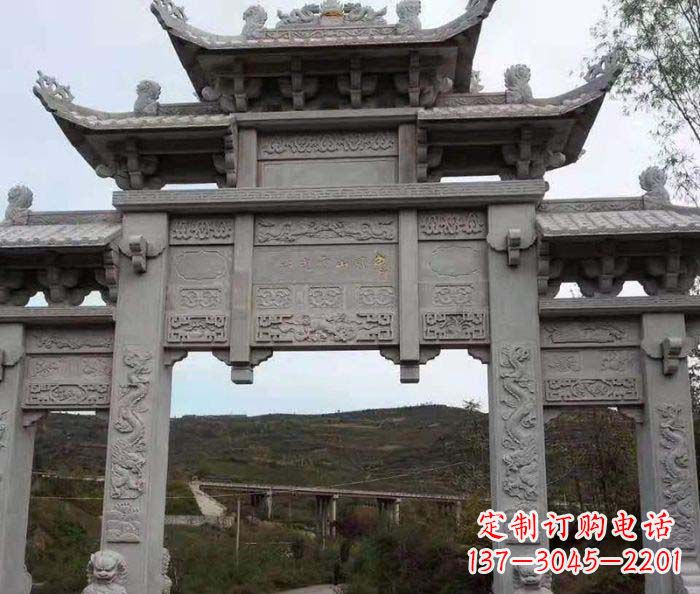 山东地标性的三门石雕牌坊