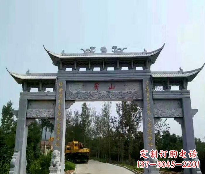 山东景区三门石雕牌楼,是一种典型的古典建筑风…