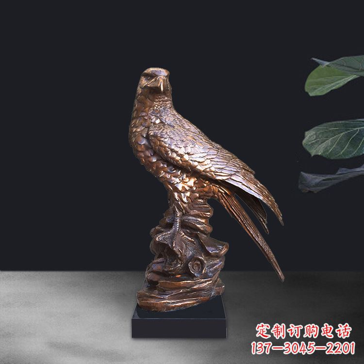 山东精美雕刻的老鹰雕塑摆件