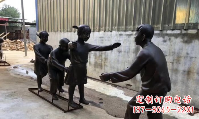 山东华中领雕塑出品——老鹰捉小鸡铜雕