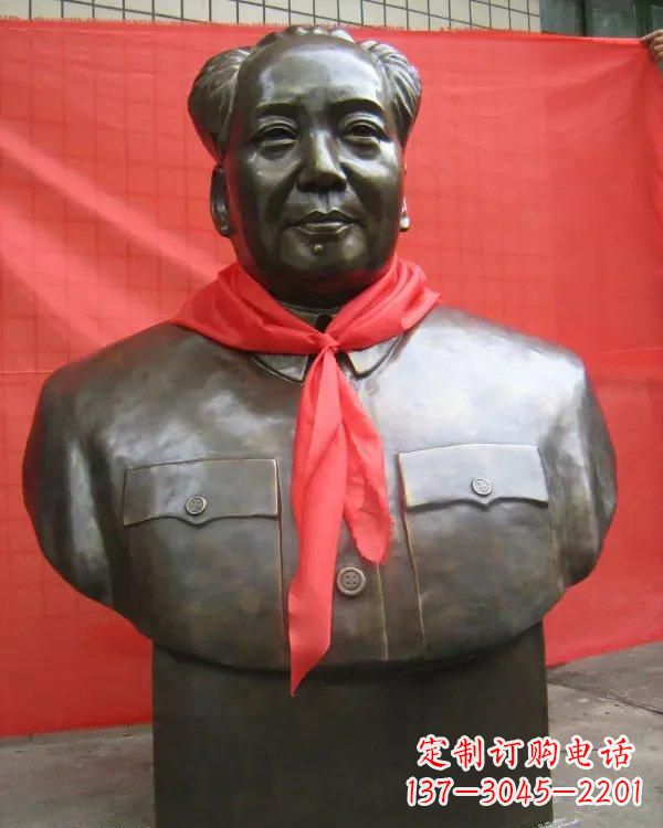 山东毛主席铜雕像,见证历史的瞬间