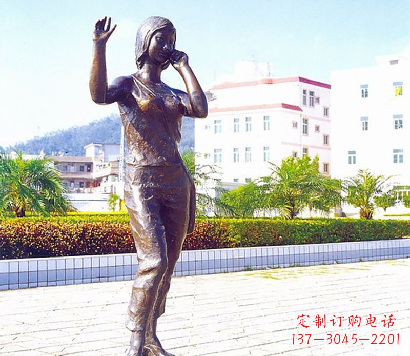 山东美女打电话广场景观铜雕