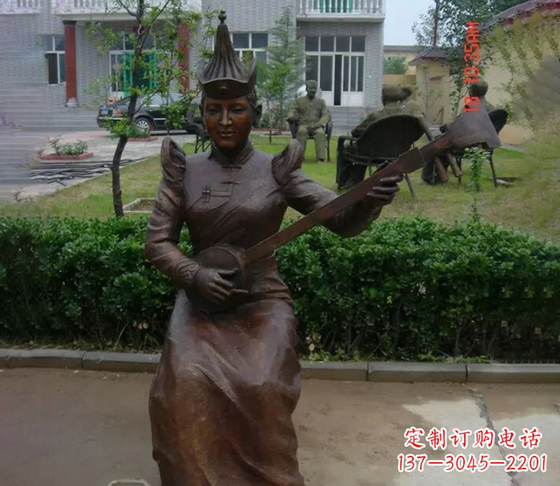 山东蒙古族女人演奏公园人物铜雕