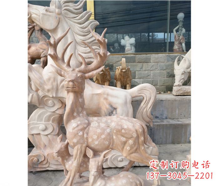 山东展现自然风采的梅花鹿石雕