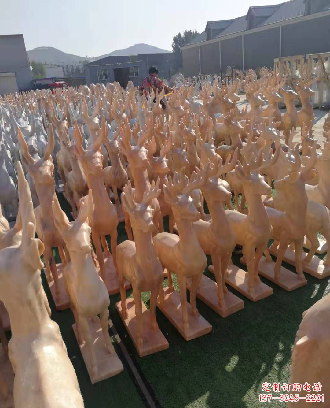 山东红梅花鹿雕塑,美丽而优雅