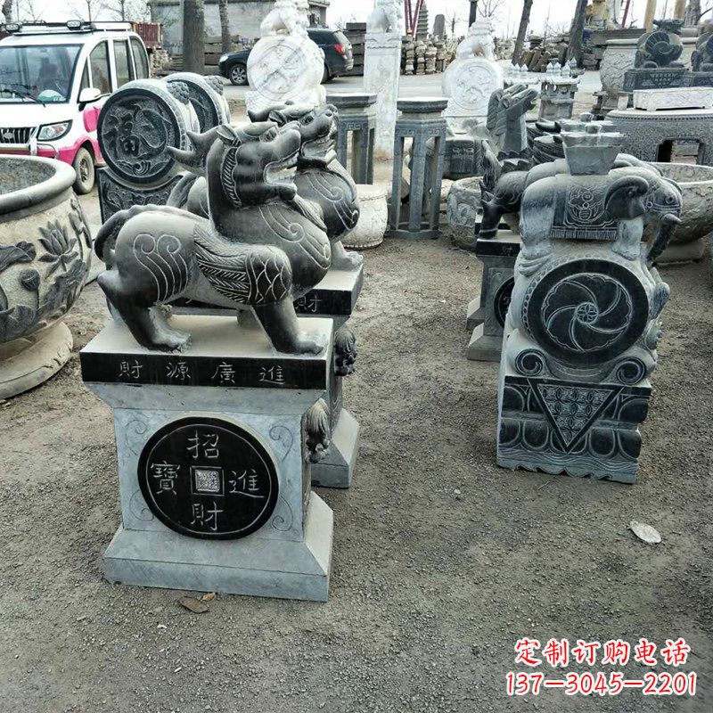 山东中领雕塑拥有一支由经验丰富的石雕大师组成…