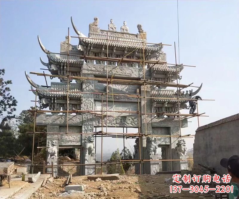 山东石牌坊外东侧的龙凤雕塑