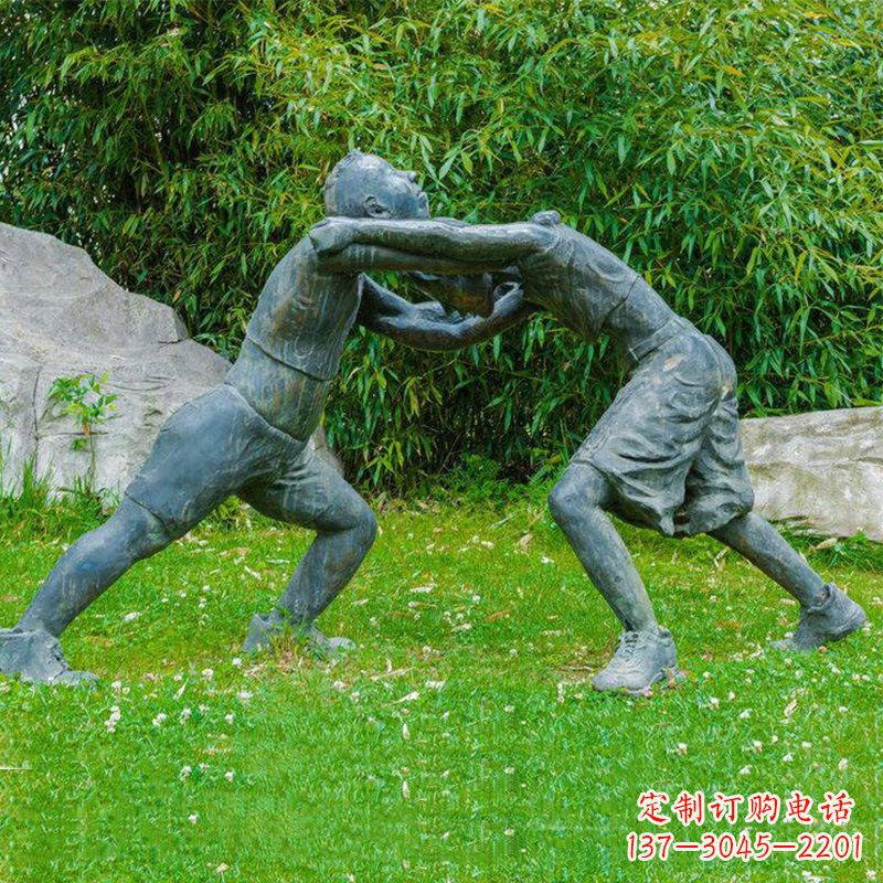 山东摔跤运动小孩公园草坪铜雕