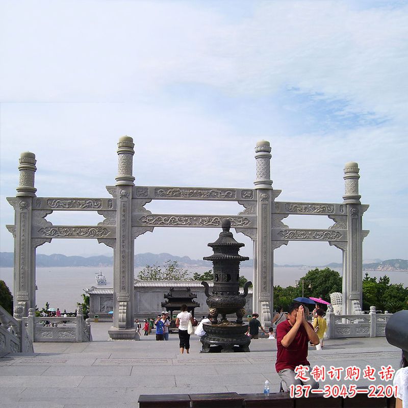 山东寺院冲天式石雕牌坊