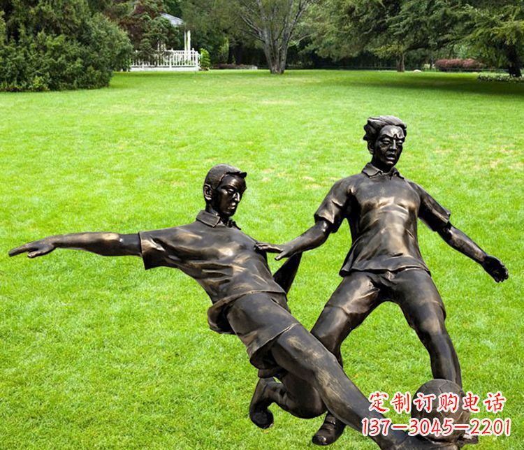 山东踢足球的人物铜雕