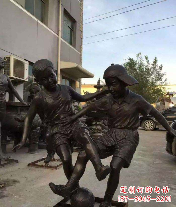 山东踢足球儿童铜雕 (2)