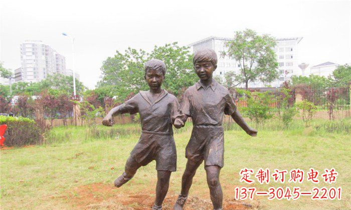 山东踢足球公园人物铜雕 (2)