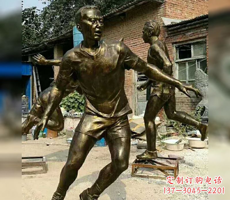 山东踢足球广场人物铜雕